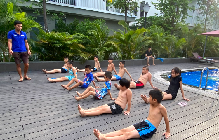 Lớp học bơi miễn phí cho trẻ em khó khăn tại KĐT Ecogarden