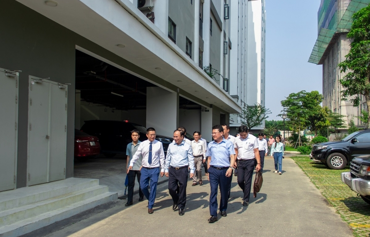 ĐOÀN CÔNG TÁC CỦA BỘ XÂY DỰNG VÀ UBND THÀNH PHỐ HUẾ THAM QUAN, KIỂM TRA TIẾN ĐỘ XÂY DỰNG NOXH TẠI KĐT ECOGARDEN