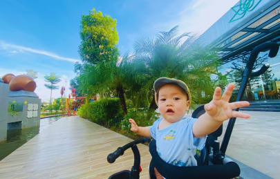 Cùng bé bắt lấy tia nắng ấm hiếm hoi giữa những ngày mưa không ngớt