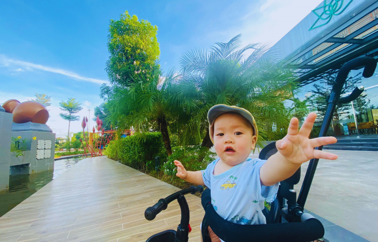 Cùng bé bắt lấy tia nắng ấm hiếm hoi giữa những ngày mưa không ngớt